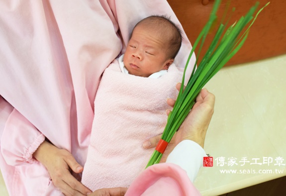 方弟弟(新北中和區到府嬰兒寶寶滿月剃頭理髮、免費到府嬰兒剃胎毛儀式吉祥話)。到府剃頭剃胎毛主持、專業拍照、DVD光碟、證書。★購買「臍帶章、肚臍章、胎毛筆刷印章」贈送：剃頭、收涎、抓周，三選一。2015.11.19 照片10